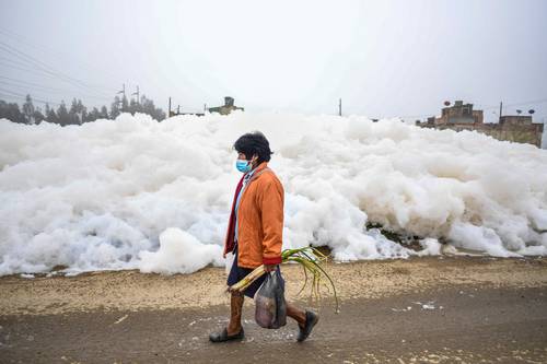 alarme-dans-les-environs-de-bogota-en-raison-d'une-importante-couche-d'ecume-provenant-d'une-riviere-polluee