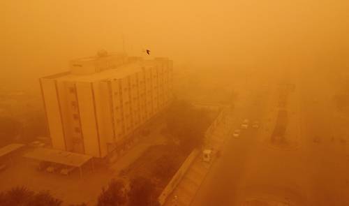 une-tempete-de-sable-en-irak-a-fait-un-mort-et-des-milliers-de-personnes-ont-ete-hospitalisees