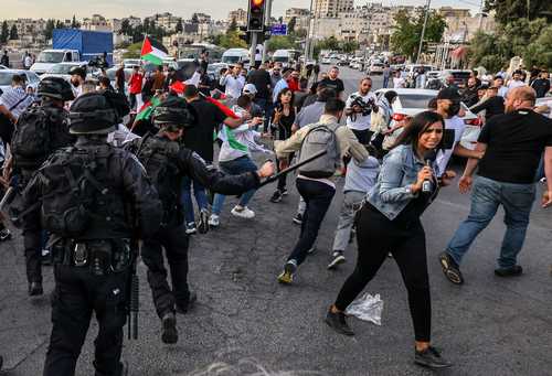 des-milliers-de-palestiniens-rendent-hommage-a-shireen-abu-akleh,-journaliste-assassinee