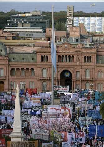 la-grande-marche-federale-contre-la-crise-economique-arrive-a-buenos-aires